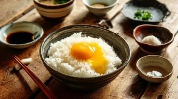 盘中鱿鱼被宝闺女一扫而光,鸡蛋饭也吃了大半碗!