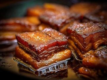 阿宾教你如何制作口水流的脆皮乳鸽"; "妙龄脆皮乳鸽的制作方法(超详细)
