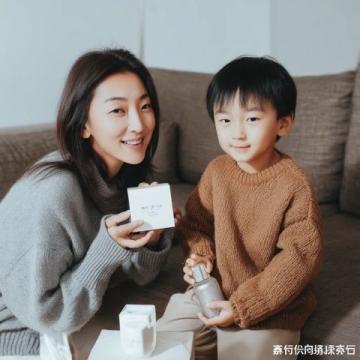 谢浩男妈妈许健华成功回归,带小女儿上学,还展示厨房神器