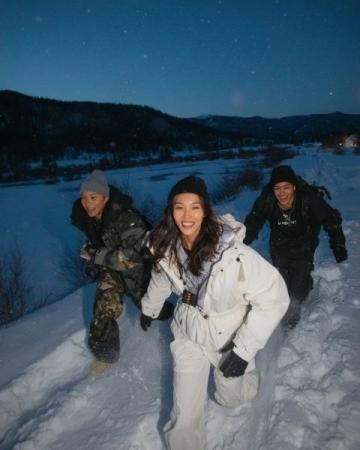 夜幕下的雪野湖：烧烤红酒配烟花的美妙夜晚体验