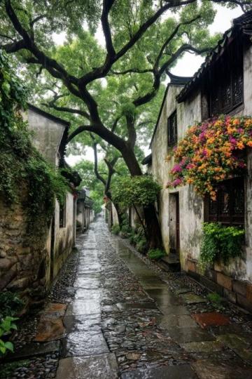 路过汉正街,在武汉的闹市区还有这样有年代感的老房子,铝合金,防盗窗,花床单