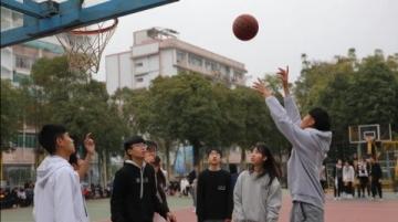 余姚一位75岁的老球迷带领三支门球队征霸全国