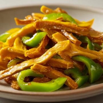 青椒肉丝，这道经典的中式家常菜，以其色泽鲜艳、口感丰富而受到众多食客的喜爱