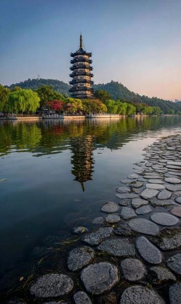 舌尖上的杭州：探索西湖边到小巷深处的传统与现代美食之旅