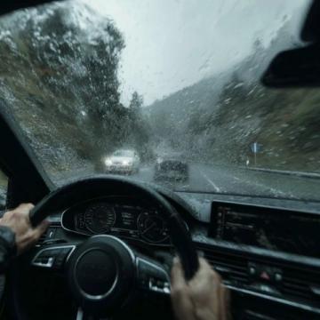 雨天安全行驶指南:降低车速、控好距离、亮尾灯