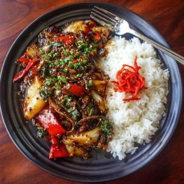 青椒肉丝，这道经典的中式家常菜，以其色泽鲜艳、口感丰富而受到众多食客的喜爱