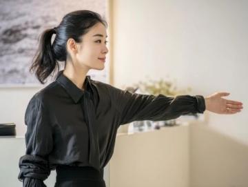 杨颖面容憔悴给澳门小店站台，顶流资源大跌黄晓明离婚真相为何如此反转？