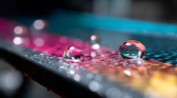 雨水带来凉爽天气,适合外出逛街