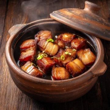 昨晚家常三菜一桌香:五花肉烧土豆、清炒莲藕苗、清炒黄豆芽