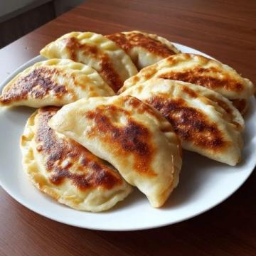 小云美食分享今天给大家分享一种家常馅饼的做法，薄皮大馅，非常好吃