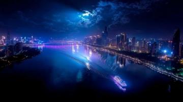 夜晚的汕头：华侨公园海滨长廊灯火璀璨，人流不息