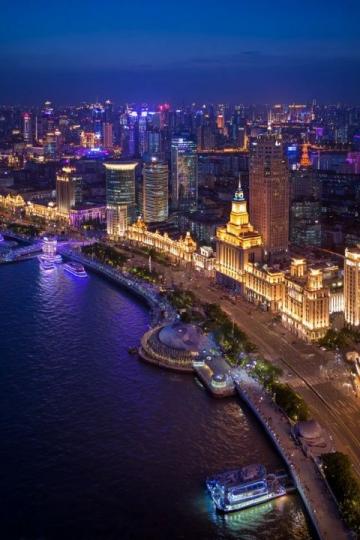 夜晚的汕头：华侨公园海滨长廊灯火璀璨，人流不息