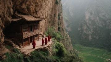 云南弥勒之旅：慢生活、美食探索与梦幻景区探秘