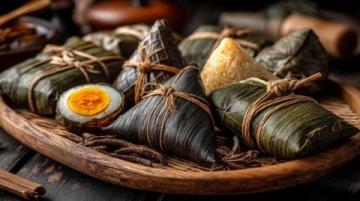 去贵州旅游，有哪些当地特色美食值得品尝？