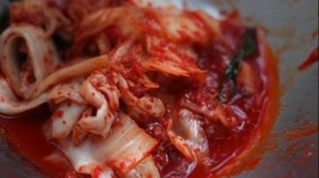 昆明市场迎来平价鸡枞替代品：鸡油菌和红菇上市口感佳价格亲民