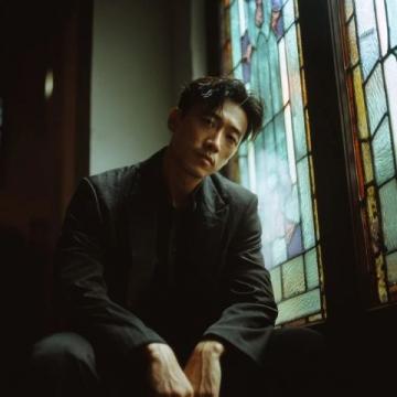 吴彦祖开设英语课引发争议：明星效应与知识付费难题