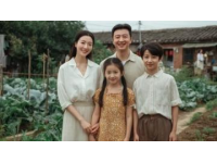 一家三口逛街吃完李先生牛肉面,时光倒流回到了从前
