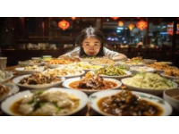 新疆人请客吃饭，饭桌上必备菜品是什么？