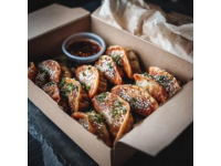 在家里怎样才能做出色泽金黄外酥里嫩的炸茄盒呢？其实方法很简单