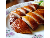 云南特色美食：盈江火烧猪制作工艺及风味解析