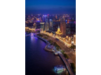 夜晚的汕头：华侨公园海滨长廊灯火璀璨，人流不息