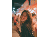 女孩路边吃炒饭遇到流浪汉，她的反应温暖人心