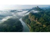 江西上饶的望仙谷以其夜色闻名，被誉为悬崖上的仙侠世界或峡谷中的清明上河图
