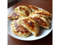 小云美食分享今天给大家分享一种家常馅饼的做法，薄皮大馅，非常好吃