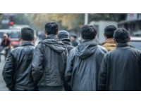 杭州街头惊现生死救援！40余司机齐心协力抬车救外卖小哥