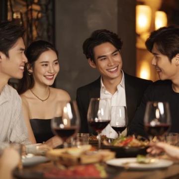 聚餐中贺峻霖突感不适,刘晓庆果断处理