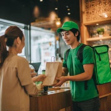 外卖小哥取单时目睹女店员在制作奶茶时哭泣