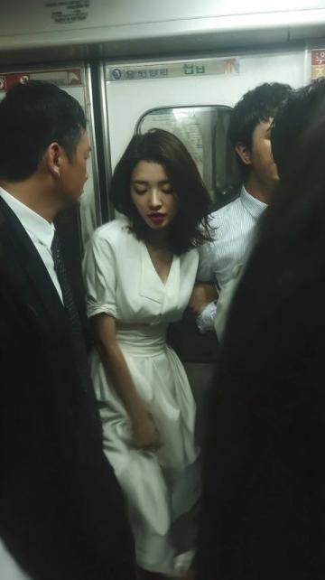 进电梯前的她感动得热泪盈眶