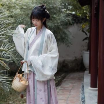 穿汉服品味湖湘特色美食