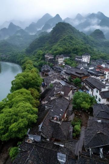 广西德保县都安乡福记村一名确诊病例的许某人,两次行程轨迹的差别,引起网友们好奇