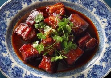 脆皮五花肉是一道特色鲜明的美食,因其独特的口感与风味而广受大众喜爱
