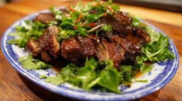 新安县的美食探索:老李烧鸡、峪里柿饼与北冶红新卤肉,不容错过的地方风味!