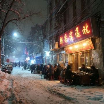 哈尔滨夜市之夜:寻觅古城里的美食之旅