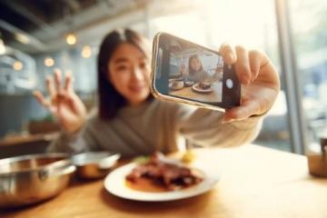 微微低头,享受美味:成为社交媒体上的美食摄影达人