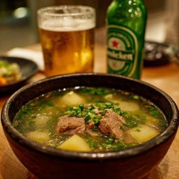 街头偶遇宝藏小馆牛肉锅配小酒太绝啦,推荐首尔必吃小镇!
