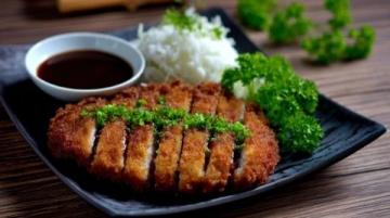 脆皮五花肉是一道特色鲜明的美食,因其独特的口感与风味而广受大众喜爱