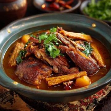 郑州美食丰富多样,有烩面、胡辣汤等面食,黄河大鲤鱼、汴京烤鸭等肉类菜品
