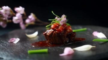 夏季美味佳肴：蒜香爆炒金针菇花甲螺