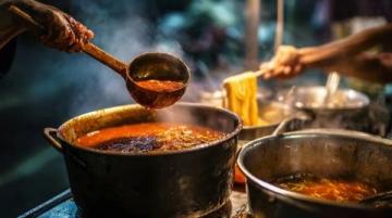 云南边境油呛料理探秘：高温快炒下的美食之旅