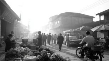 这是1945年11月份的一组珍贵老照片,拍摄于重庆路边的一家小吃店