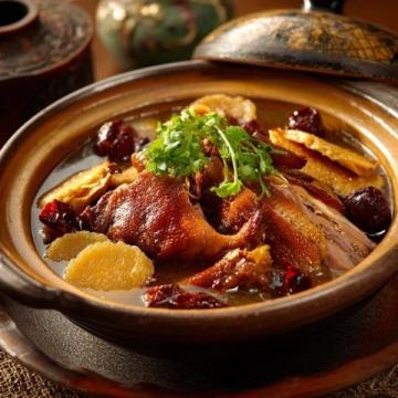 郑州美食丰富多样,有烩面、胡辣汤等面食,黄河大鲤鱼、汴京烤鸭等肉类菜品