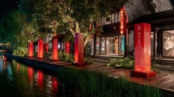 五一假期,宁夏中卫向阳街变成流动的河流,热闹的夜晚增添梦幻色彩。