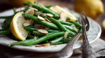 夏日家庭晚餐:清爽素炒豆角与韭菜炒鸡蛋