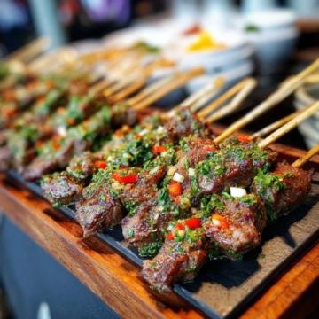 探秘新密美食夜市:文昌大公鸡与炭火羊排的魅力