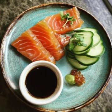 深夜美食特辑：外国友人大胆尝试脆皮肘子与青龙刺身