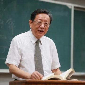 揭秘韦东奕走红背后：别让质疑声掩盖学术价值与影响力